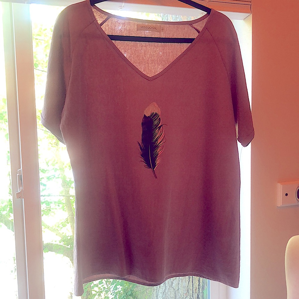 NWOT Feather Printed Oversized V-Neck Short Sleeve